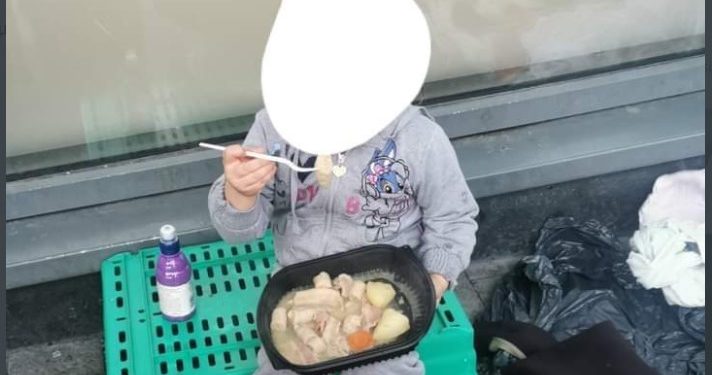 Ραγίζει καρδιές η 4χρονη που τρώει «το ένα ζεστό γεύμα της την ημέρα» στην άκρη του δρόμου