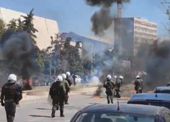 Θεσσαλονίκη: Ένταση και μολότοφ στο πανεκπαιδευτικό συλλαλητήριο[videos]