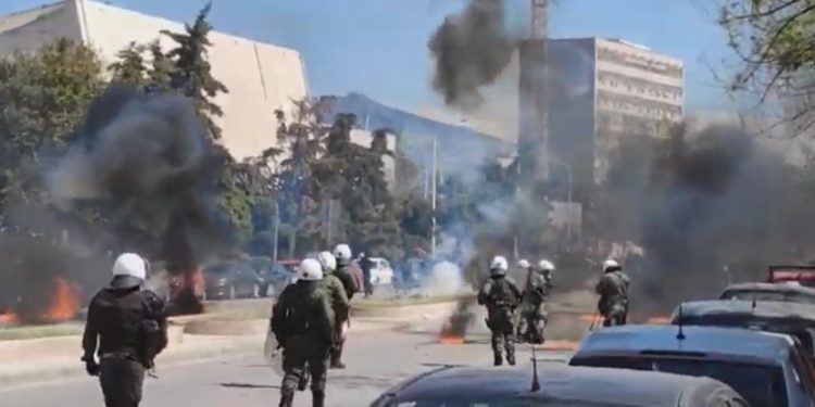 Θεσσαλονίκη: Ένταση και μολότοφ στο πανεκπαιδευτικό συλλαλητήριο[videos]