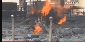 Σοκαριστικές εικόνες από το Δελχί – Καίνε νεκρούς του κορωνοϊού στα κρεματόρια[video]