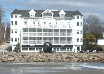 Άγρια δολοφονία σε παραλία: Σκότωσε με μια πέτρα τη μητέρα του 2χρονου παιδιού του