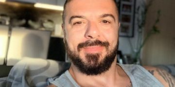 Alldaynews.gr Μέσα στο σπίτι του Τριαντάφυλλου και της Δήμητρας Σιαμπάνη: Εικόνες από την cozy μεζονέτα τους