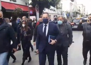 Πάτρα: Οργή λαού στον Πέτσα! “Έπεσαν” νερά και καφέδες-“Να πάτε να φυλλάξετε τον Φουρθιώτη”[videos]