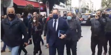 Πάτρα: Οργή λαού στον Πέτσα! “Έπεσαν” νερά και καφέδες-“Να πάτε να φυλλάξετε τον Φουρθιώτη”[videos]