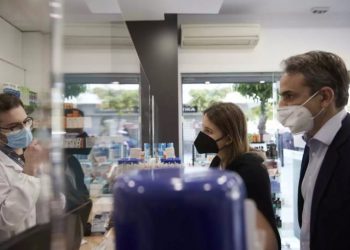 Μητσοτάκης: Σε φαρμακείο στην Καλλιθέα με την κόρη του για να προμηθευτεί self test
