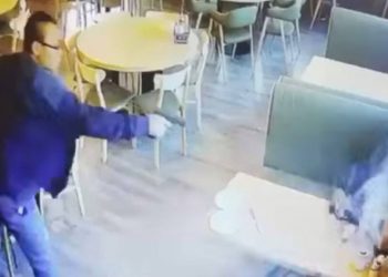 Μπήκε μέσα στο εστιατόριο και εκτέλεσε τη σύζυγό του και τον εραστή της[Τραγικές Εικόνες-Βίντεο]