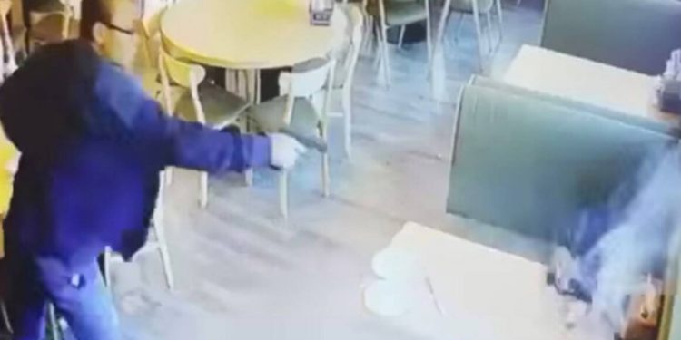 Μπήκε μέσα στο εστιατόριο και εκτέλεσε τη σύζυγό του και τον εραστή της[Τραγικές Εικόνες-Βίντεο]