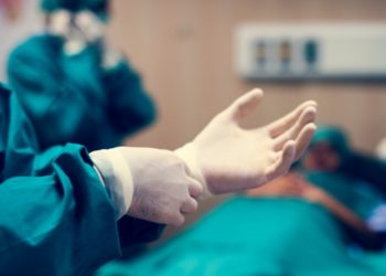 Γιατρέ γιατί έκανες τόση ώρα να έρθεις; Είσαι εντελώς ανεύθυνος; -Γιατρός: Ήμουν στην κηδεία του γιού μου