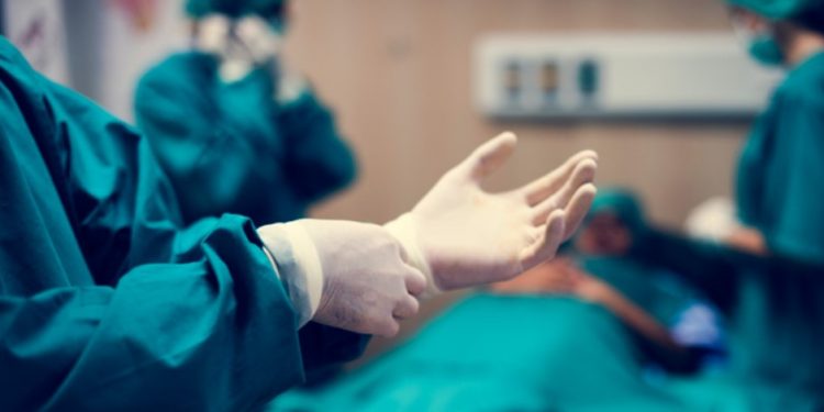 Γιατρέ γιατί έκανες τόση ώρα να έρθεις; Είσαι εντελώς ανεύθυνος; -Γιατρός: Ήμουν στην κηδεία του γιού μου