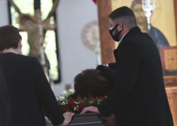 Συγκλόνισε ο επικήδειος του γιου του Καραϊβάζ: «Ο πατέρας μου θα συγχωρούσε και τους δολοφόνους του»[video]