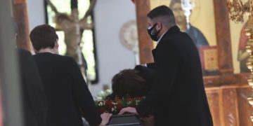 Συγκλόνισε ο επικήδειος του γιου του Καραϊβάζ: «Ο πατέρας μου θα συγχωρούσε και τους δολοφόνους του»[video]