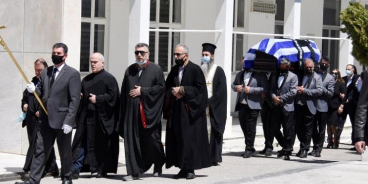 Alldaynews.gr Θλίψη στην κηδεία του στιχουργού Σπύρου Γιατρά