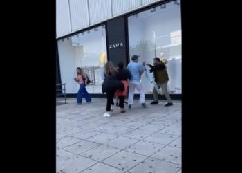 Γλυφάδα: «Φύγε από’δω μωρή»-Γυναίκες πιάστηκαν στα χέρια έξω από κατάστημα[video]