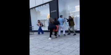 Γλυφάδα: «Φύγε από’δω μωρή»-Γυναίκες πιάστηκαν στα χέρια έξω από κατάστημα[video]