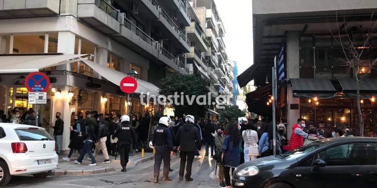 Alldaynews.gr Θεσσαλονίκη: Χαμός έξω από μπαράκια του κέντρου – Επέμβαση δεκάδων αστυνομικών (pics, video)