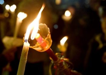 Πάσχα με Lockdown: Τι ώρα θα κάνουμε Ανάσταση και που θα ψήσουμε τον οβελία