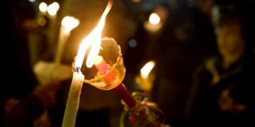 Alldaynews.gr Πάσχα με Lockdown: Τι ώρα θα κάνουμε Ανάσταση και που θα ψήσουμε τον οβελία