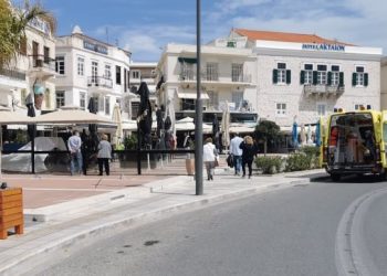 EKTAKTO: Μαχαίρωσαν και τραυμάτισαν σοβαρά άνδρα στο κέντρο της Ερμούπολης (pics)