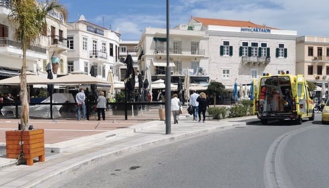 Alldaynews.gr EKTAKTO: Μαχαίρωσαν και τραυμάτισαν σοβαρά άνδρα στο κέντρο της Ερμούπολης (pics)