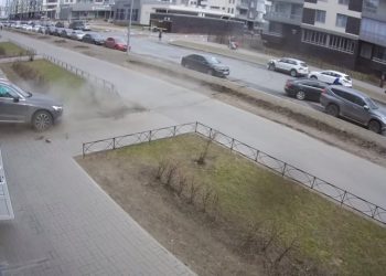 Πατέρας – Σούπερμαν σώζει τον 4χρονο γιο του από αυτοκίνητο που πηδάει στο πεζοδρόμιο (video)