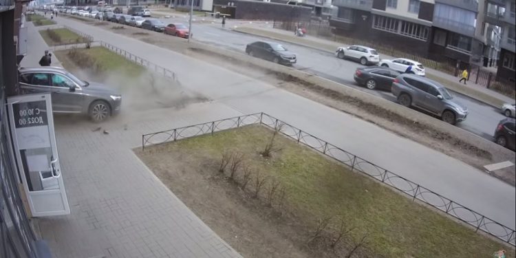 Alldaynews.gr Πατέρας – Σούπερμαν σώζει τον 4χρονο γιο του από αυτοκίνητο που πηδάει στο πεζοδρόμιο (video)