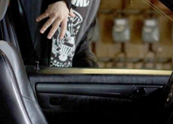 Οδηγούσε ανάποδα στην εθνική για 30 χιλιόμετρα έχοντας συνοδηγό ένα πτώμα