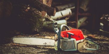 Νεκρός διάσημος σκηνοθέτης – Έκοψε το χέρι του με αλυσοπρίονο σε φρικτό ατύχημα