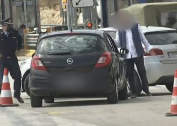 Προσπάθησε να ξεφύγει τον έλεγχο στα διόδια: Του έκοψε τον δρόμο ο διοικητής τροχαίας (vid)