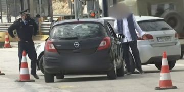 Προσπάθησε να ξεφύγει τον έλεγχο στα διόδια: Του έκοψε τον δρόμο ο διοικητής τροχαίας (vid)
