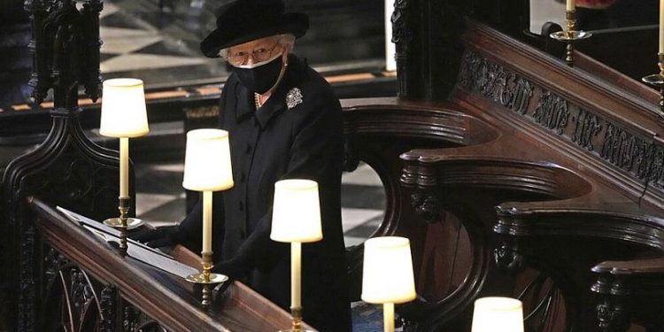 Κηδεία πρίγκιπα Φίλιππου: Καταρρακωμένη και μόνη η Ελισάβετ αποχαιρέτησε τον αγαπημένο της σύζυγο[photos]