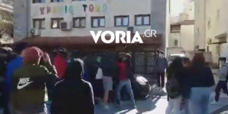 Alldaynews.gr Θεσσαλονίκη: Στα χέρια μαθητές σε υπό κατάληψη σχολείο για τα self tests (vids)