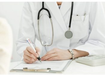 Πέθανε ο γιατρός και ανέλαβε τους πελάτες η σύζυγος! Τι έκανε στο ιατρείο!