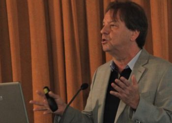 Γραβάνης για AstraZeneca: Χάνουμε 70 ασθενείς κάθε μέρα και μιλάμε για τυχόν σπανιότατες παρενέργειες του εμβολίου;