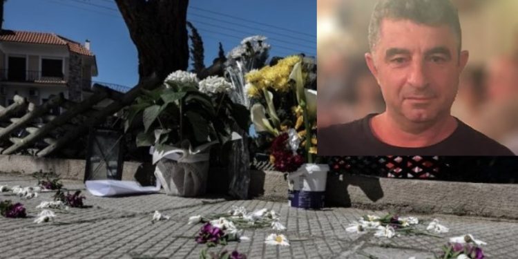 Δολοφονία Καραϊβάζ: Ένα λουλούδι στη μνήμη του άφησαν η σύζυγός του και γείτονες[video]