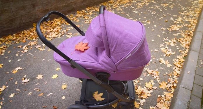 Τραγωδία: Δύο εβδομάδων μωρό βγήκε την πρώτη του βόλτα και σκοτώθηκε από αυτοκίνητο