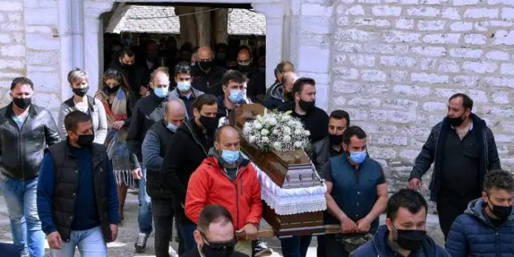 Έγκλημα Μακρινίτσα: Τους ήθελε Νεκρούς-Έμπηξε βαθιά το μαχαίρι στην καρδιά-Σοκάρουν οι λεπτομέρειες από την ιατροδικαστή