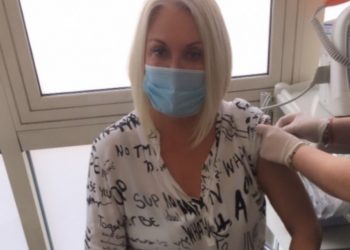 Ρούλα Κορομηλά: Έκανε την πρώτη δόση του εμβολίου για τον κορωνοϊό