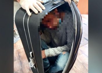 Κρύφτηκε σε βαλίτσα για να ταξιδέψει μέχρι τον Πειραιά (video)