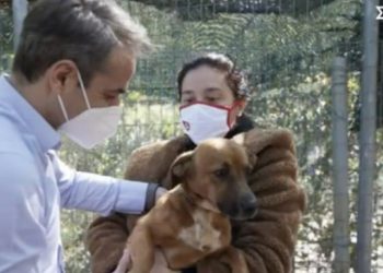 Ο Κυριάκος Μητσοτάκης υιοθέτησε σκυλάκι (pics, video)