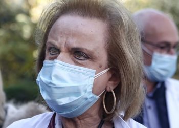 Ματίνα Παγώνη: Ανάσταση έξω από εκκλησίες, καλοκαίρι με μάσκες