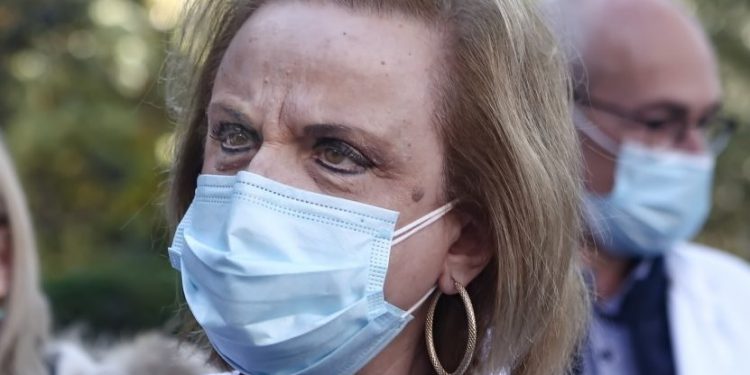 Alldaynews.gr Ματίνα Παγώνη: Ανάσταση έξω από εκκλησίες, καλοκαίρι με μάσκες