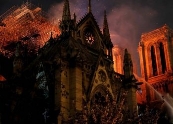 Σαν Σήμερα: Μεγάλη πυρκαγιά καταστρέφει την οροφή της Παναγίας των Παρισίων