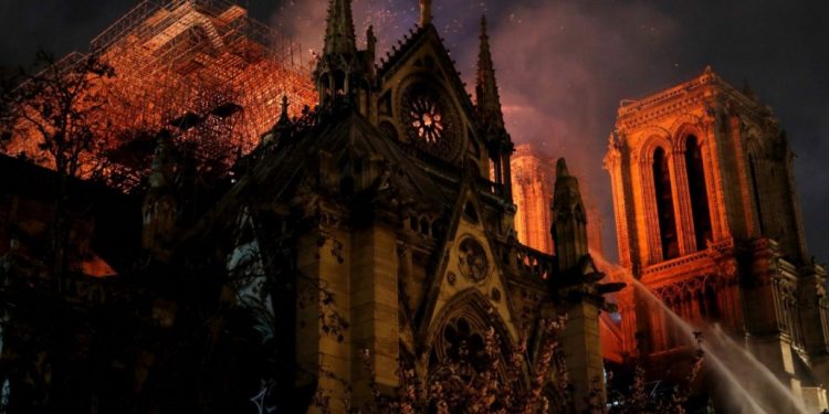 Alldaynews.gr Σαν Σήμερα: Μεγάλη πυρκαγιά καταστρέφει την οροφή της Παναγίας των Παρισίων