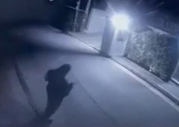 Βίντεο ντοκουμέντο: Η στιγμή που άγνωστος πυροβολεί προς το σπίτι του Φουρθιώτη