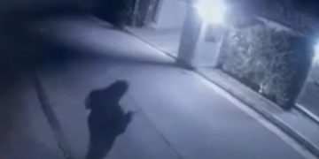 Alldaynews.gr Βίντεο ντοκουμέντο: Η στιγμή που άγνωστος πυροβολεί προς το σπίτι του Φουρθιώτη