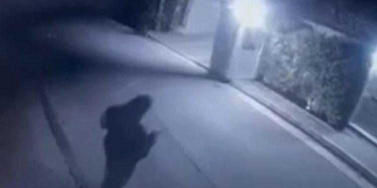 Alldaynews.gr Βίντεο ντοκουμέντο: Η στιγμή που άγνωστος πυροβολεί προς το σπίτι του Φουρθιώτη