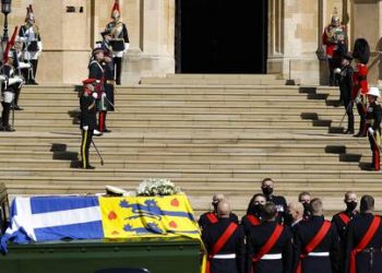 Η Βρετανία αποχαιρετά τον πρίγκιπα Φίλιππο – Με ελληνικό σταυρό η σημαία του φέρετρου(LIVE)