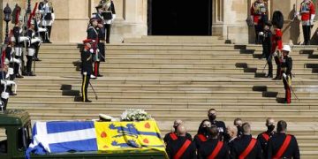 Alldaynews.gr Η Βρετανία αποχαιρετά τον πρίγκιπα Φίλιππο – Με ελληνικό σταυρό η σημαία του φέρετρου(LIVE)