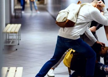 Πήγε να σώσει τον γιο του και χαροπαλεύει – Τον έσπασαν στο ξύλο παιδιά 14 ετών