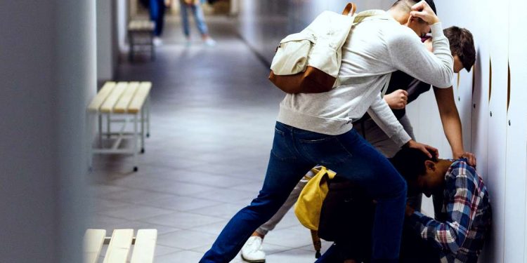 Alldaynews.gr Πήγε να σώσει τον γιο του και χαροπαλεύει – Τον έσπασαν στο ξύλο παιδιά 14 ετών